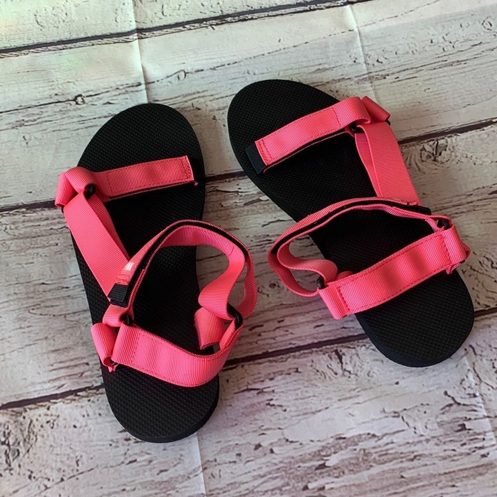 PINK SANDALS SIZE MEDIUM